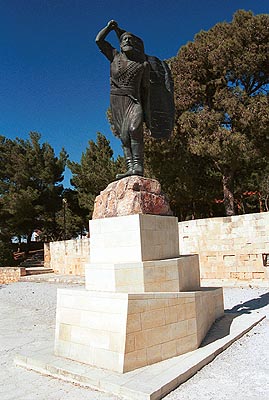 _crete310501_24_venizelos_graves_kagialedakis_statue